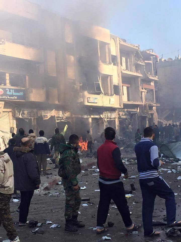 تفجير بواسطة سيارتين مفخختين يهز ساحة حي الزهراء بحمص ..