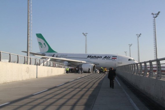 شاهد| طائرة إيرانية تحطم باصاً في مطار اسطنبول ..