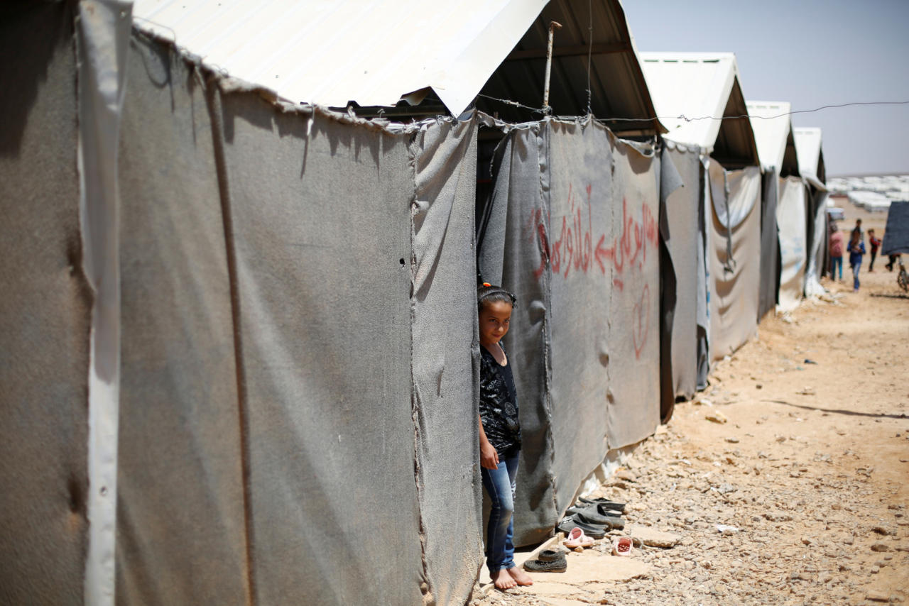ألوان محلية| اشتباكات بين تنظيم الدولة وأسود الشرقية تتسبب بجرح طفلٍ في مخيم الركبان.