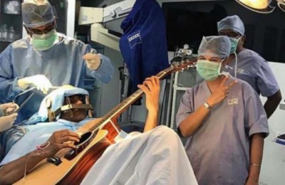مريضٌ يعزف على الجيتار أثناء عمليّةٍ جراحيّةٍ لدماغه.