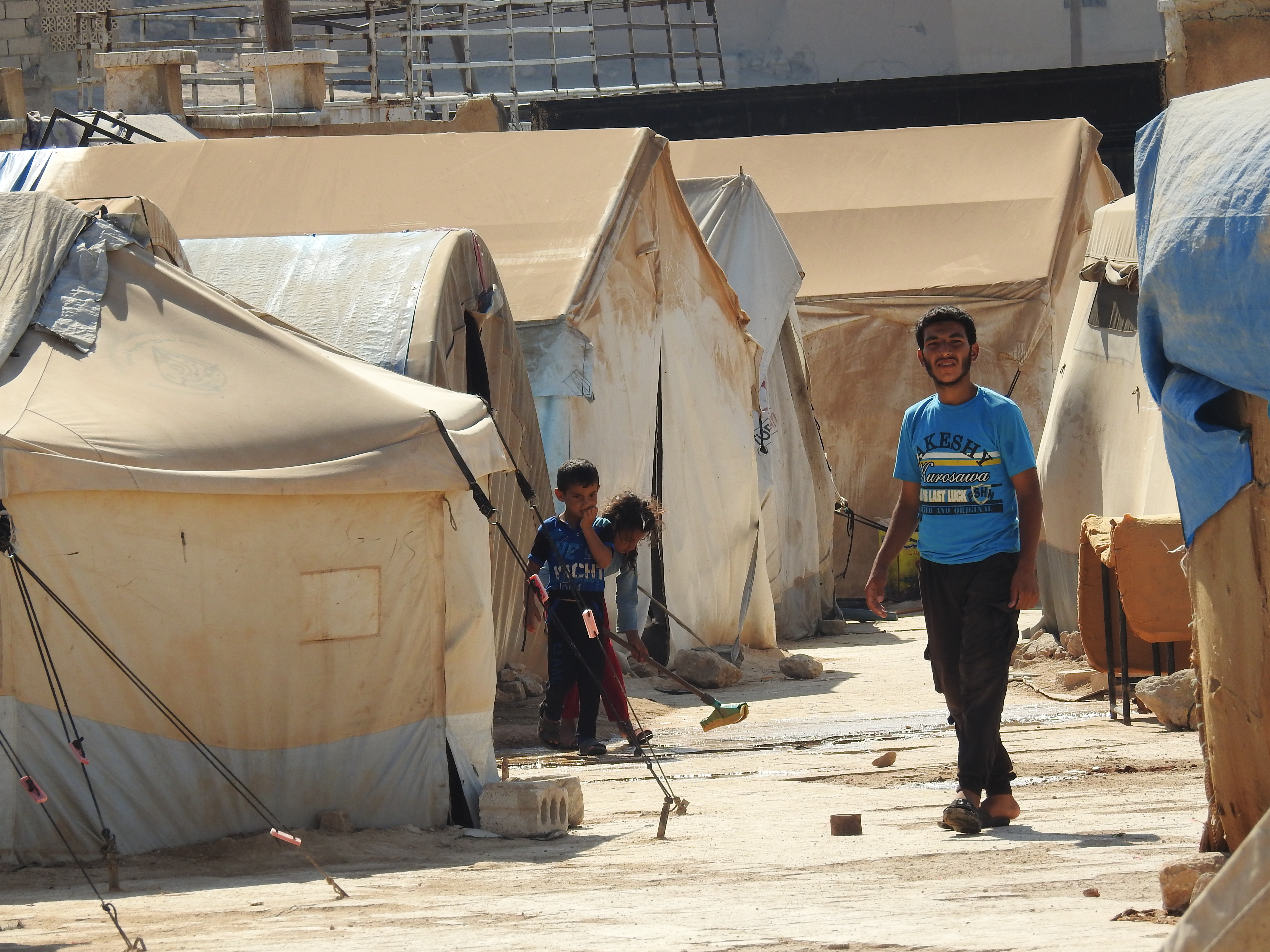 600 عائلة تقيم في خيامٍ مهترئة ضمن باحةٍ مدرسية في دويبق بريف حلب الشمالي