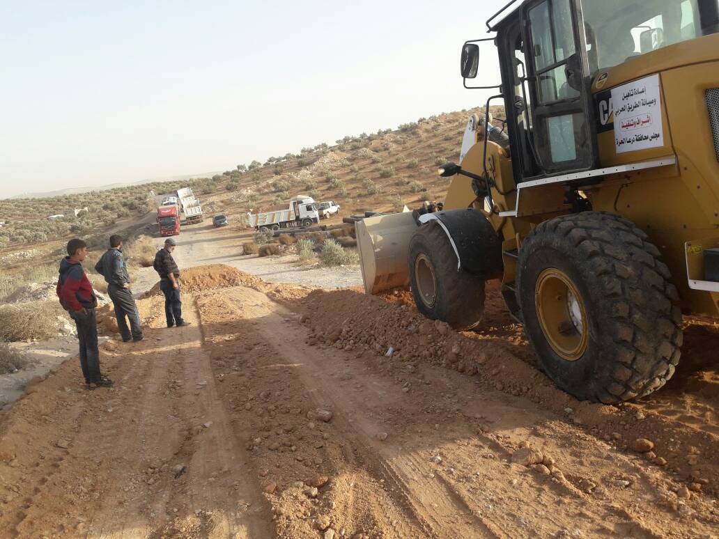 مجلس محافظة درعا ينفذ عمليات الصيانة للطريق الحربي