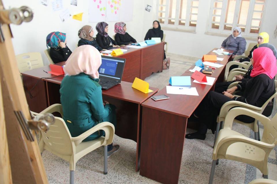 منظمةٌ تقيم دورات تدريبية لنساء سراقب عن كيفية التنظيم المجتمعي