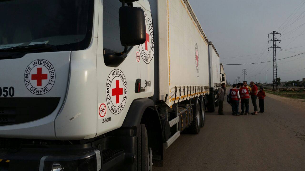 مساعدات إنسانية تدخل مدينة الرستن، وعشرات الإصابات بسوء التغذية شمالي حمص المحاصر.