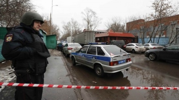 قتيل وجريحان في هجوم مسلح على مصنع بموسكو