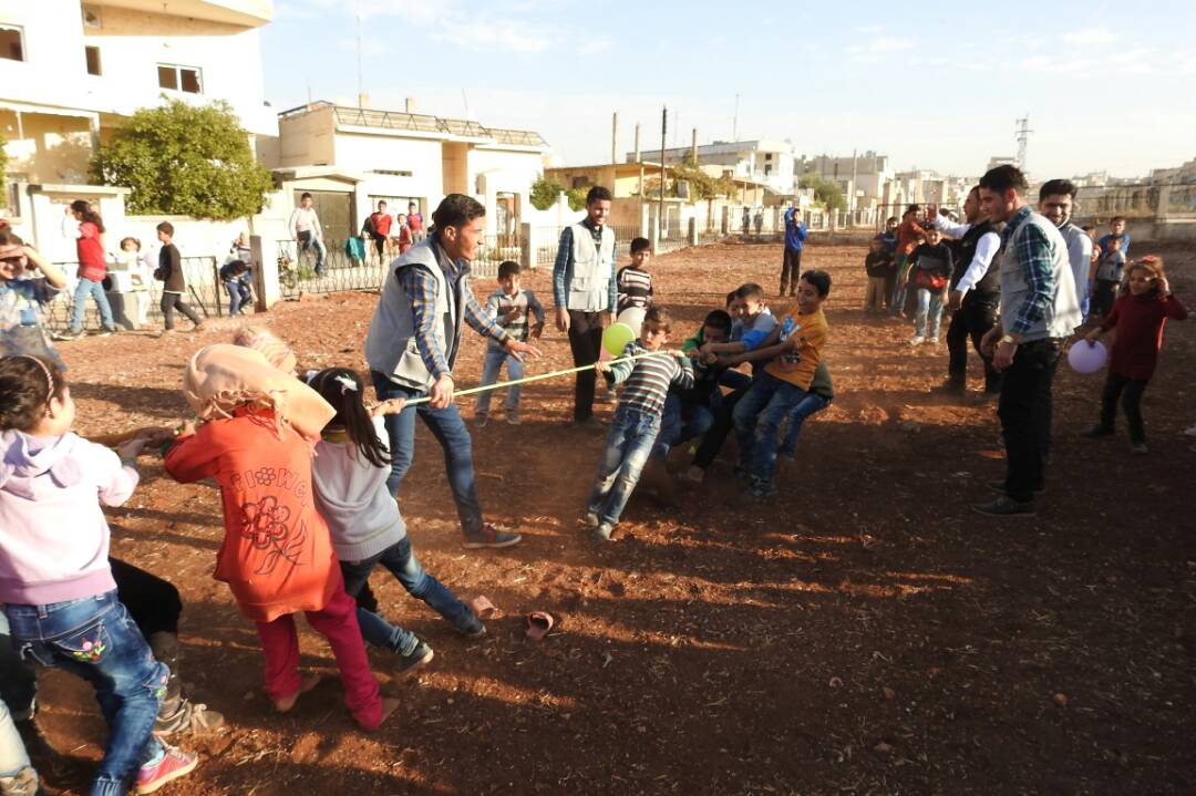 فريق أطفالنا التطوعي يقدم الدعم النفسي لأطفال حمص المحاصرة من خلال الحفلات الترفيهية