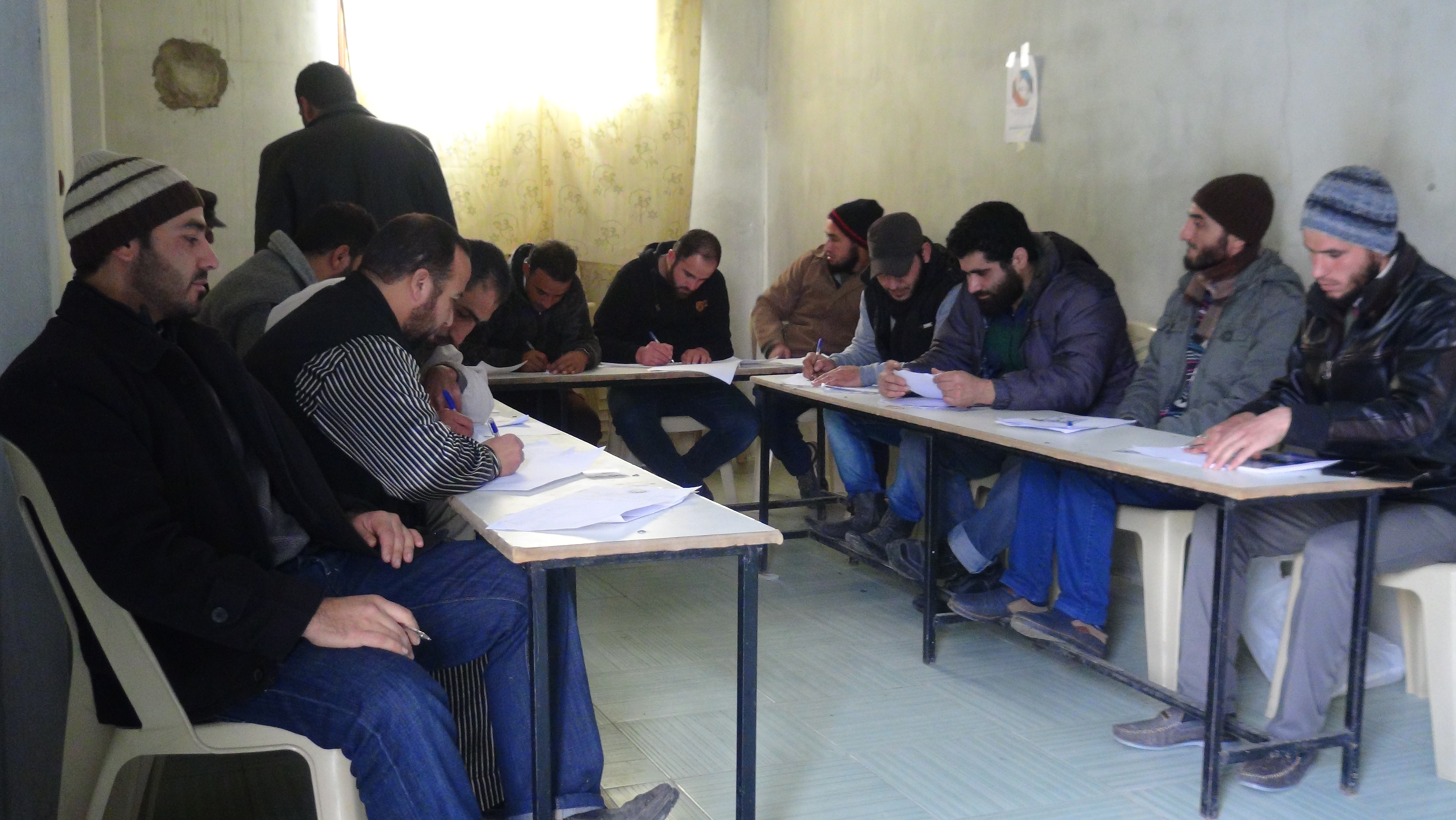 طلاب في ريف حمص المحاصر يجرون امتحانات عن بعد في جامعة 