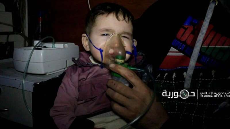 عشرات المصابين بقصف الغازات السامة على بلدة حمورية شرقي دمشق