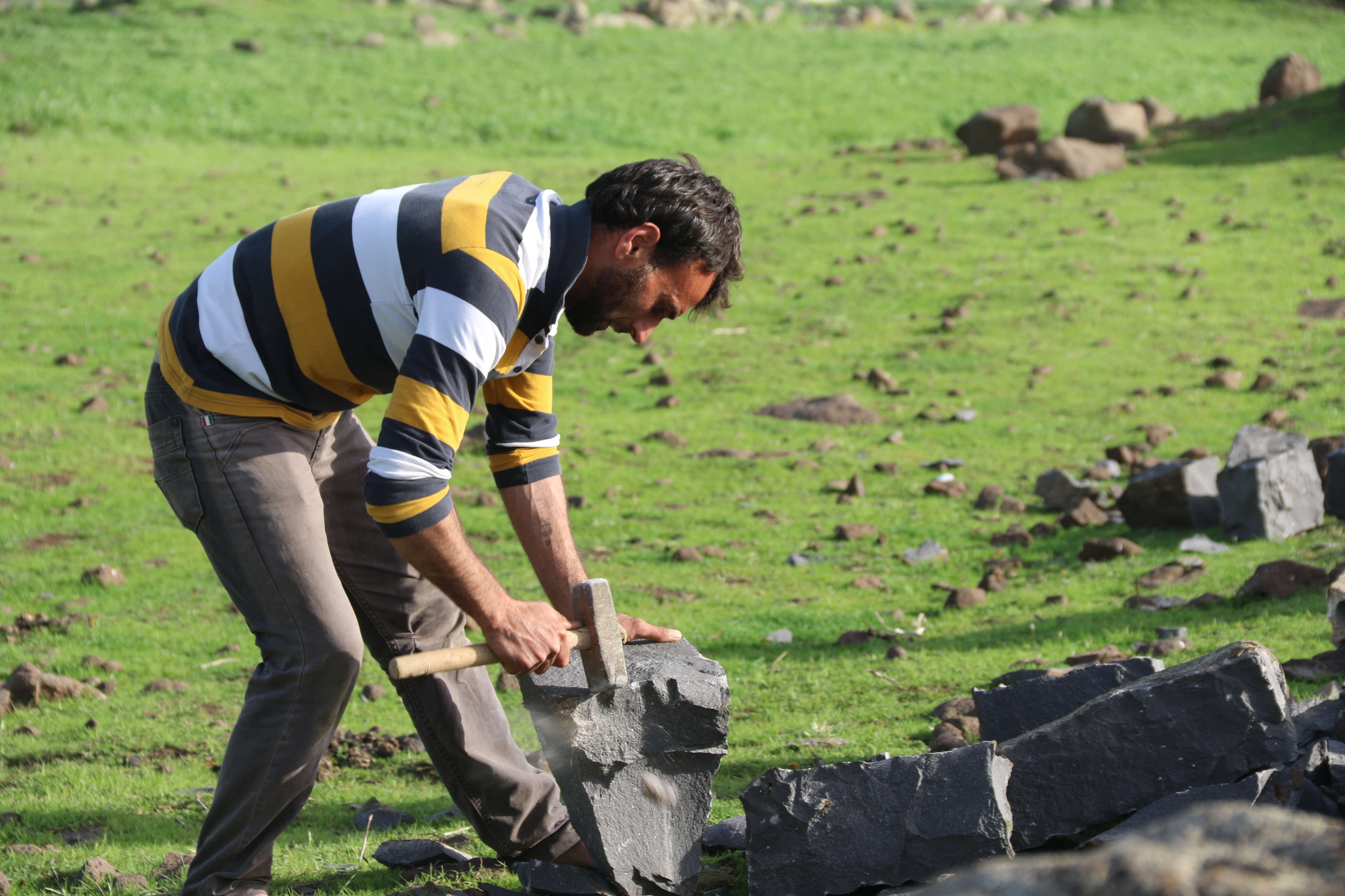 تكسیر الحجارة: المهنة الوحیدة الُمتاحة في ریف حمص المحاصر