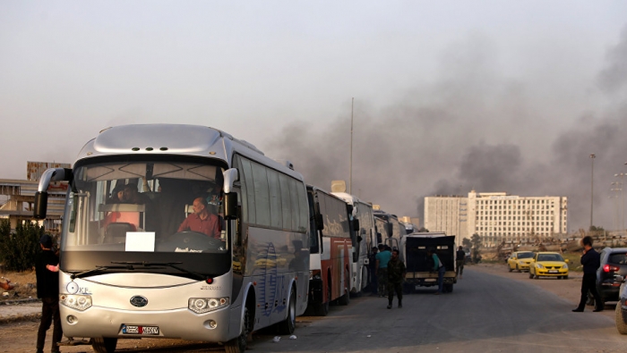 قافلة من مُهجّري دوما تصل إلى الشمال السوري بعد تأخيرها من قِبَل النّظام