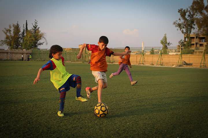 مدرسة لتنمية مواهب الأطفال بكرة القدم في سراقب