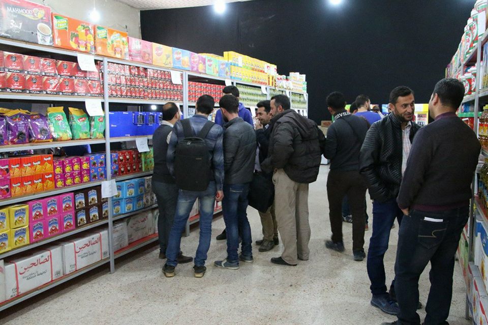 معرة النعمان: المجلس المحلّي يفتتح سوقاً تجاريّاً بأرباح هامشيّة لتخفيف الأعباء عن المواطنين