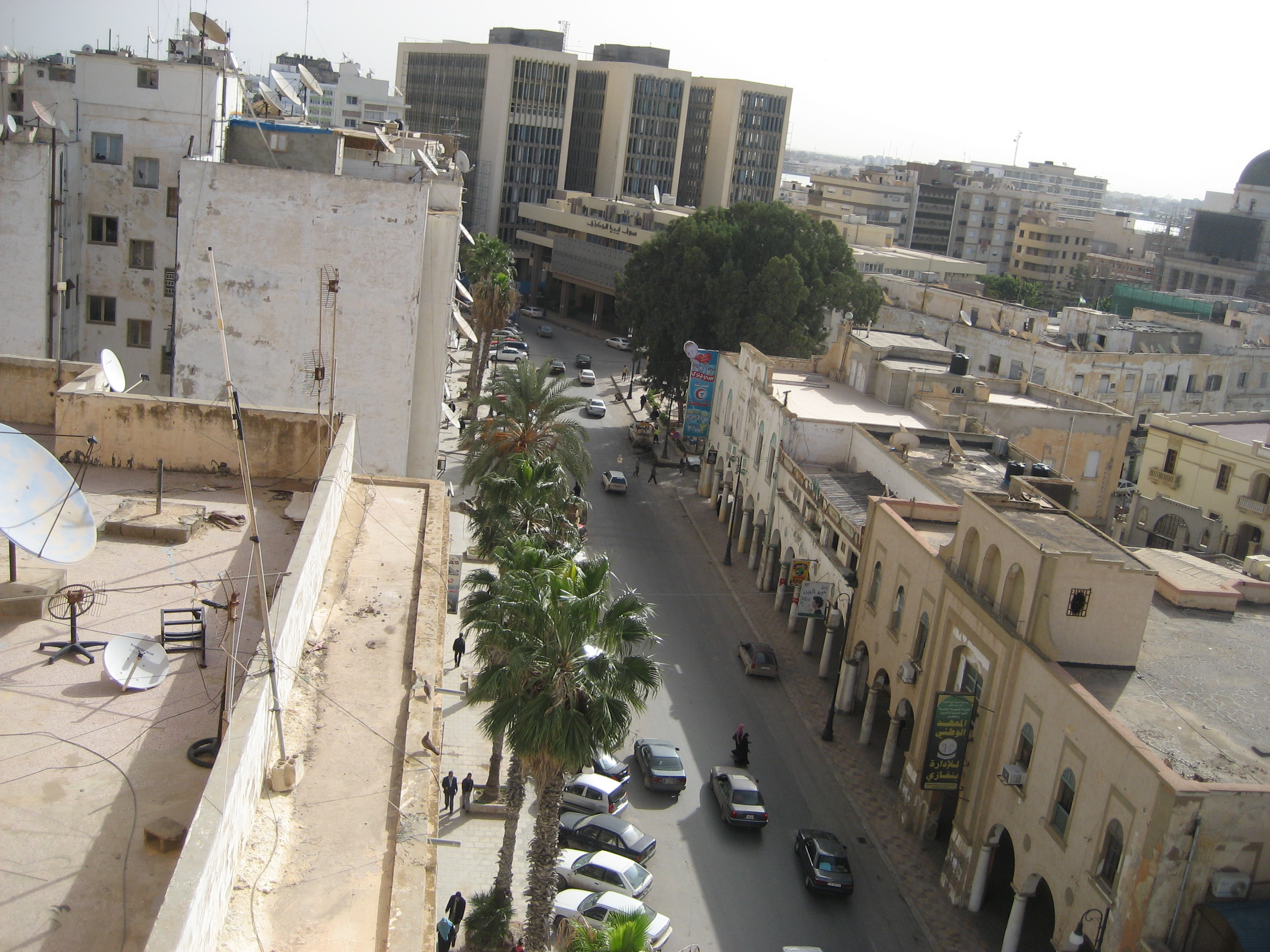 انفجار سيارة مفخخة في بنغازي الليبية قرب فندق يقيم فيه فنانون موالون للنظام السوري