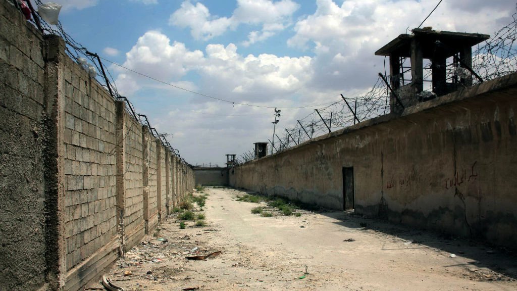 النظام يُفرج عن 50 معتقلٍ حمويٍّ من سجن صيدنايا الرّهيب