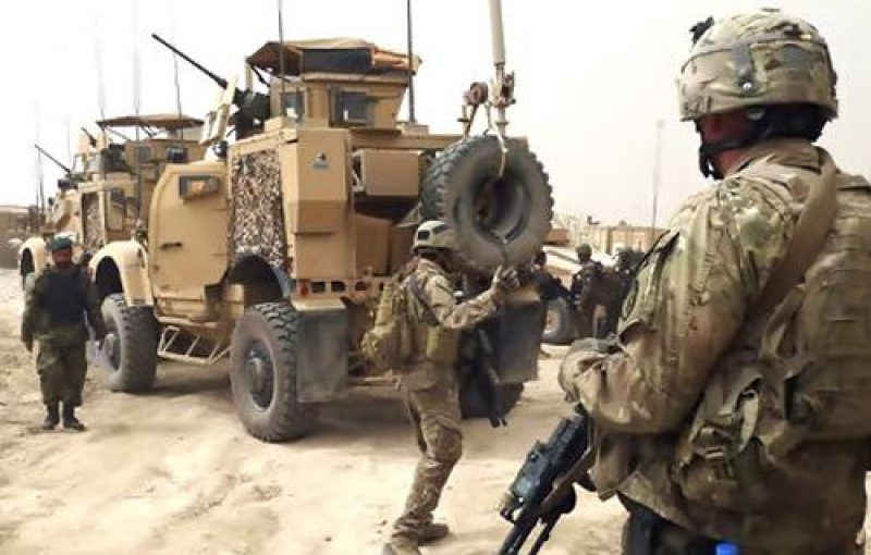 قوة عراقية أمريكية تنتشر عند الحدود بين سوريا والعراق.